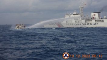 مانيلا - القائد العسكري الفلبيني داخل سفينة غارقة وصدمتها خفر السواحل الصيني ، مانيلا: تصعيد خطير