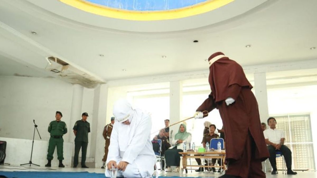 Muda-mudi yang Berzinah dalam Mobil di Ulee Lheue Banda Aceh Dicambuk 21 Kali