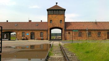  Duh, Site Commémoratif De L’atrocité De L’Holocauste Nazi Au Camp De Concentration D’Auschwitz Graffiti Antisémite Griffonné