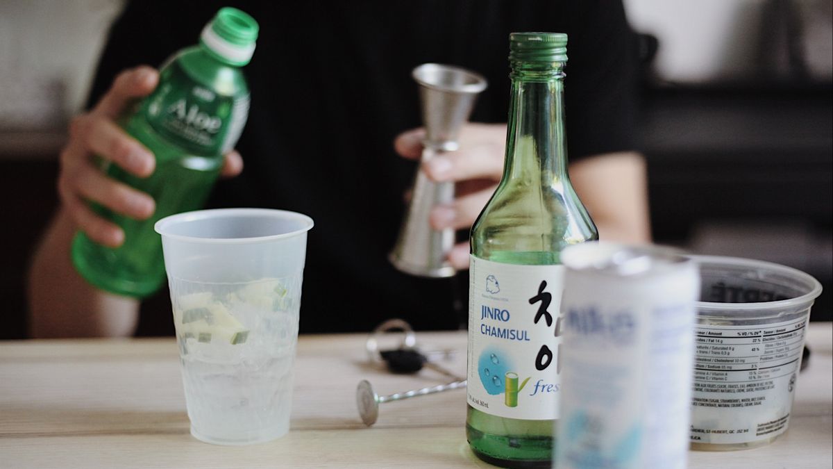 韓国で焼酎とビールが料理になる様子を見る