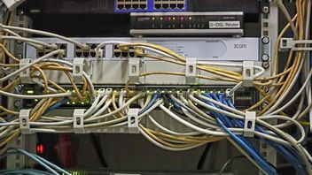 3 أنواع من الأسلاك المستخدمة في التطوير الأولي لشبكات الكمبيوتر