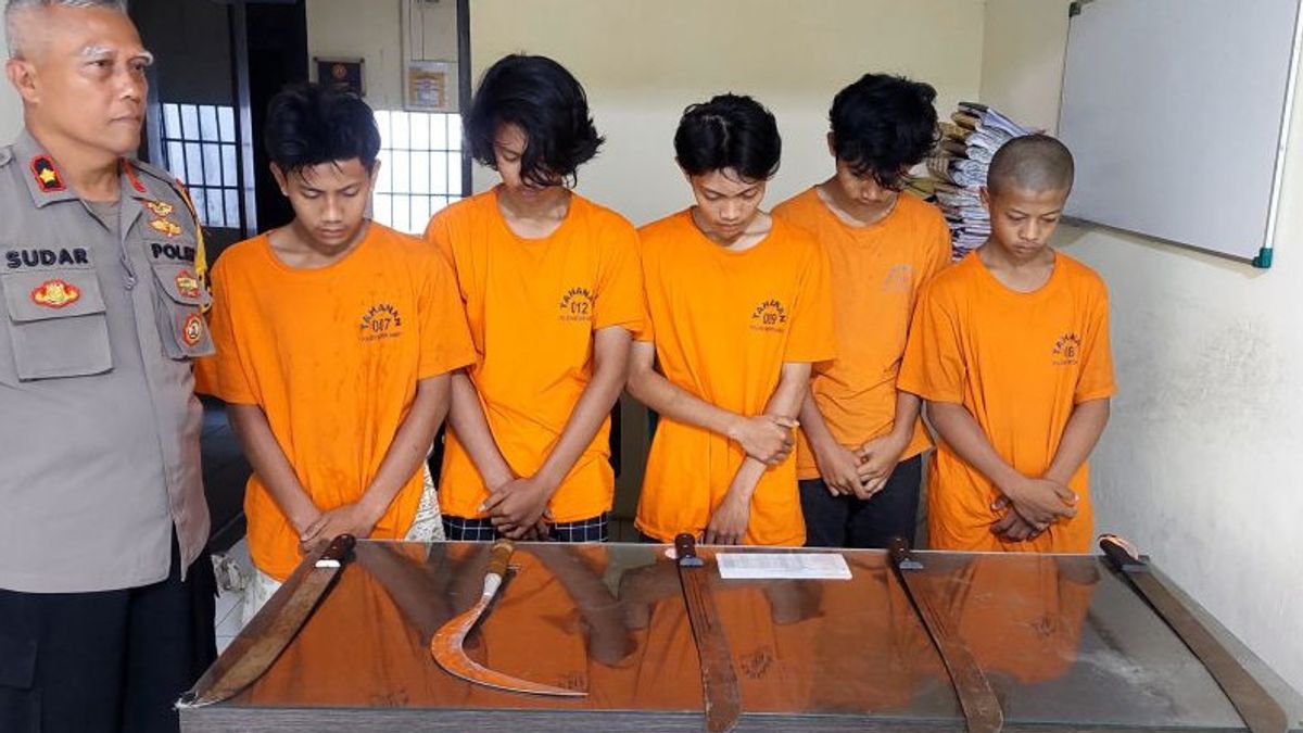 6 jeunes arrêtés par la police de Bogor lorsqu’ils ont conduit à des baguettes d’argent