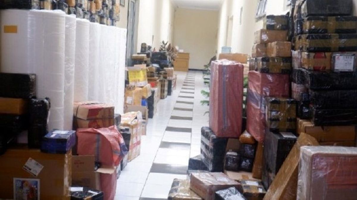 Petugas Bea Cukai Kudus Temukan 895.480 Batang Rokok Ilegal yang Dijual Lewat e-Commerce