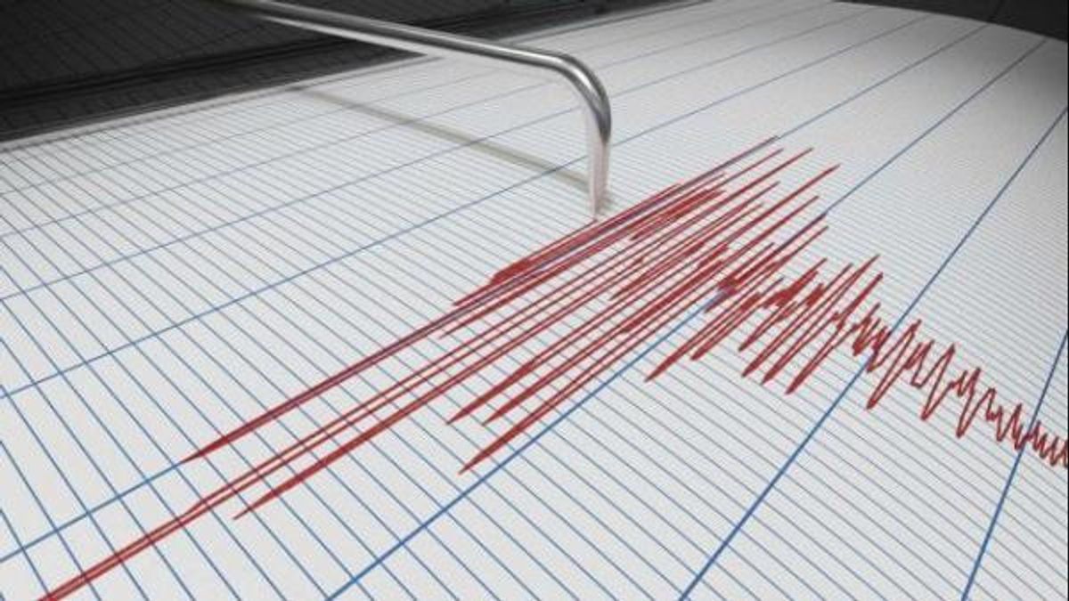 M 5.5 زلزال في سوكابومي ، يهتز لبيكاسي ، موظفو المصنع: تذبذب الزجاج 