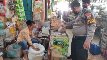 تراقب شرطة جاوة الغربية الإقليمية الاكتناز المحتمل للضروريات الأساسية بسبب ارتفاع الأسعار