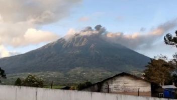 ما يقرب من 2 ساعة طويلة ، ثوران جبل Kerinci يسبب برك الرماد البركاني