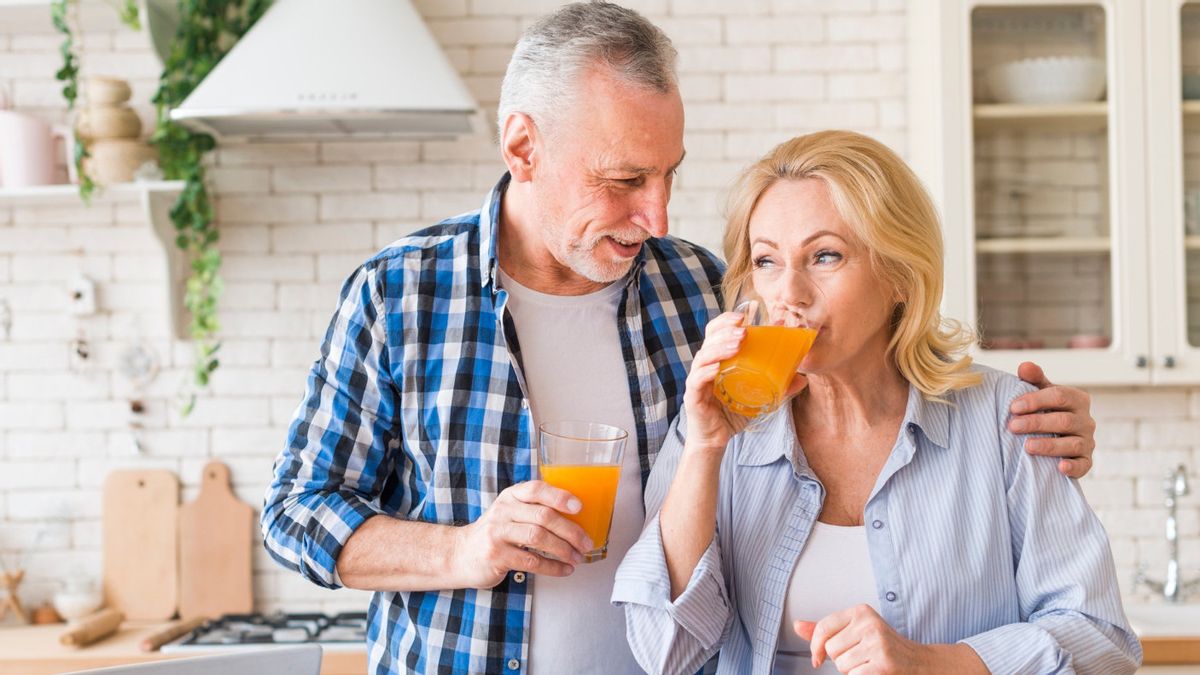根据研究：每天喝两杯橙汁可以降低高血压