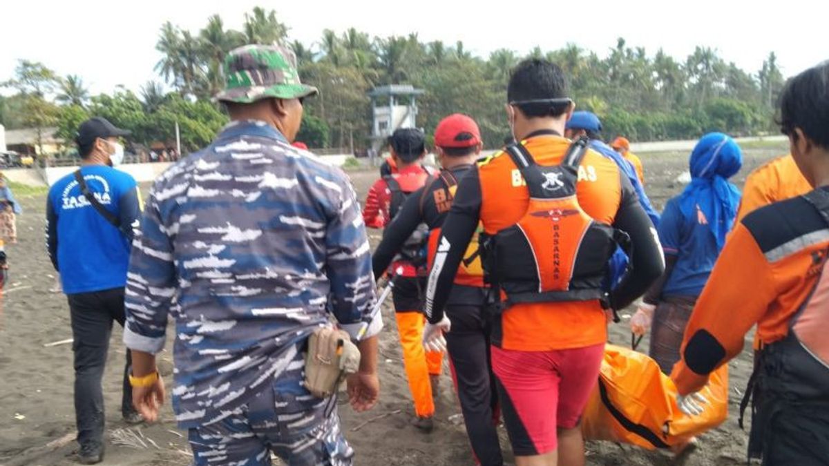 在西爪哇马达萨里海滩3天，搜救队终于找到了一名被海浪拖拽的13岁学生的尸体