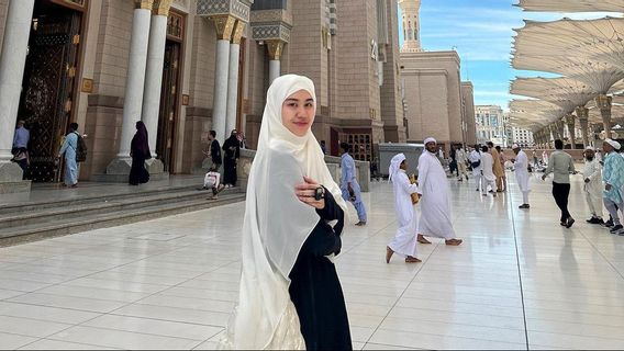 Bahagia Bisa Mencium Ka'bah Saat Umrah, Aaliyah Massaid: Harus Sabar