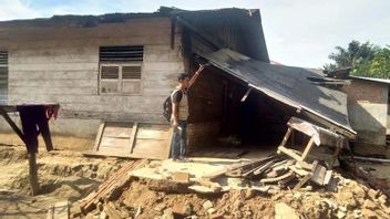 عشرات المنازل في شرق آتشيه تضررت من الفيضانات، وجرفت بعضها بعيدا