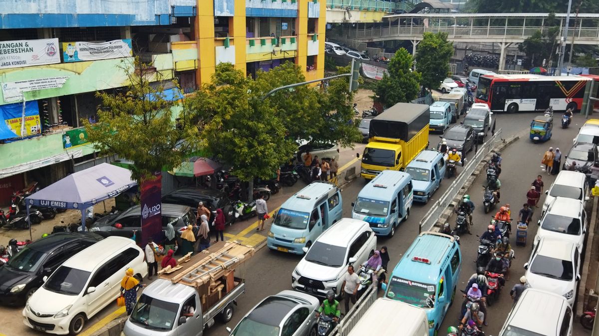 Angkot不小心停下来，有很多野外停车场，丹那阿邦市场的交通拥堵，就像“没有治愈”