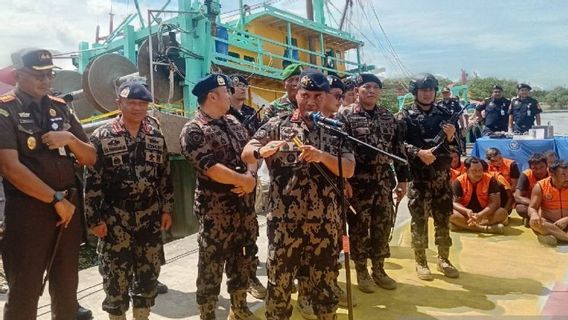 Le KKP arrête trois voleurs de poissons battant pavillon malaisien dans le détroit de Malacca