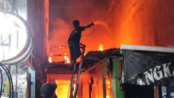 Cekcok dengan Istri, Suami Mabuk Bakar Rumah di Pesanggrahan