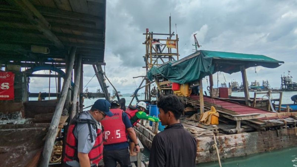 移民署在巴别塔的Pangkalpinang采矿业组织外国工人监督行动