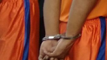  شرطة كاراوانغ تعتقل ساعيا سرق 68.5 مليون روبية في مكان عمله