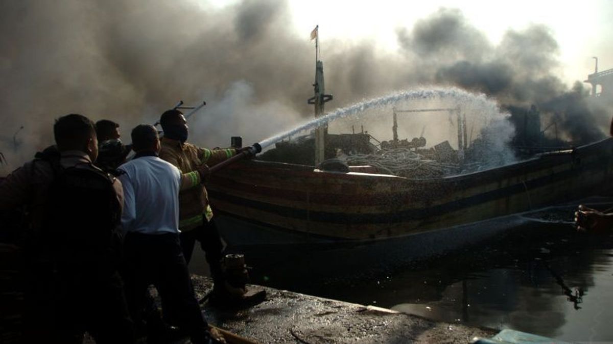 About 30 Ships At Jongor Tegal Harbor Caught Fire Last Night, Ganjar Sends Help