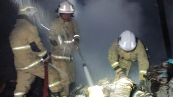 5 Mobil Pemadam Atasi Kebakaran Gudang Buku di Semarang
