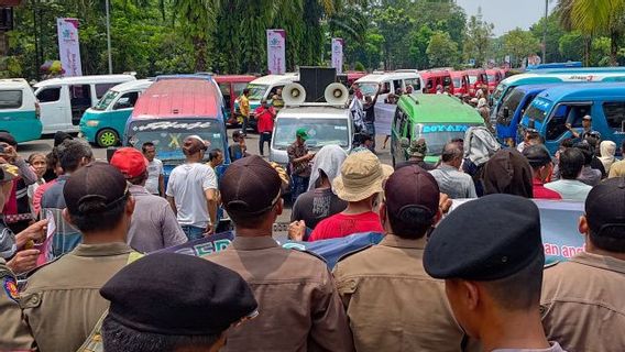 Des dizaines de chauffeurs d’Angkot démonsent demandant des restrictions sur les transports en commun non autorisées à Tangerang