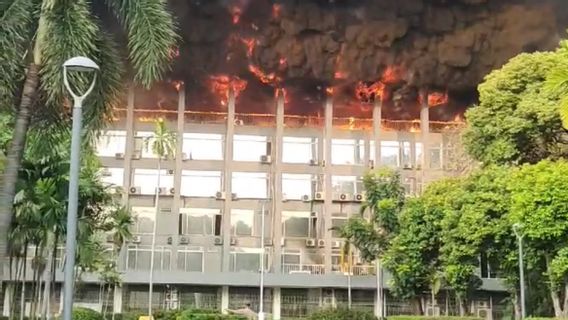 Gedung Bakamla Kebakaran, 19 Unit Damkar Diterjunkan