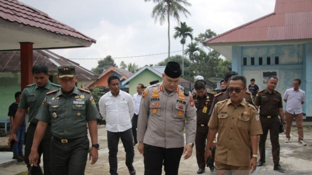警察-印尼国民军保证SMAN 7 Rejang Lebong教师的安全,他们在学生父母的暴力行为后受到创伤