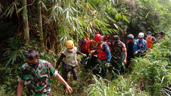 SAR TEAM Finds 9-Year-Old Boy Drowned In Garut's Cimalaka River