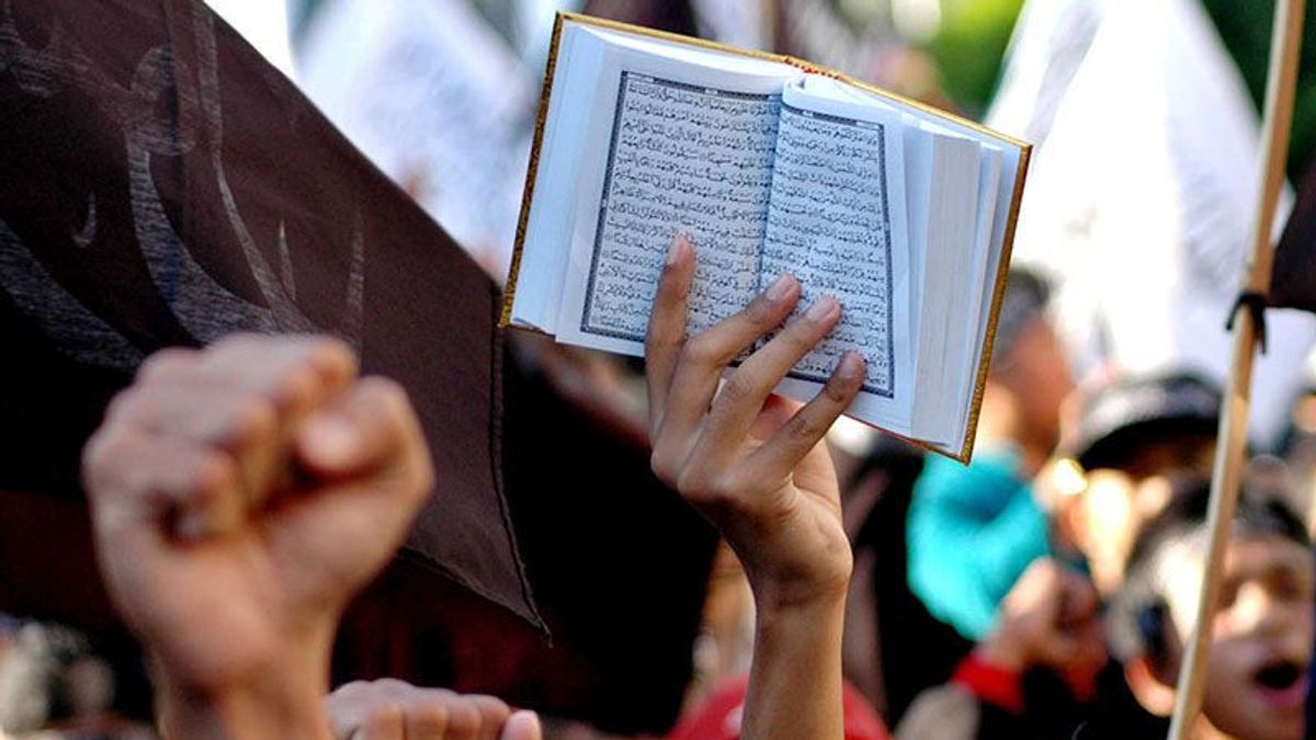 Danish Ultranationalist Group Danske Patrioter Burns Al-Qur'an In Front Of The Turkish Embassy