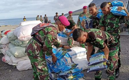 Kemensos Bagikan Bantuan untuk Korban Gempa Gunung Ruang