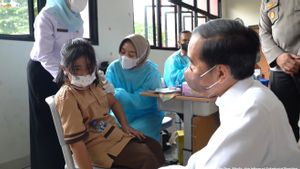 Tinjau Vaksinasi COVID-19 Anak 6-11 Tahun, Jokowi: Enggak Sakit, Kan? Kayak Digigit Nyamuk