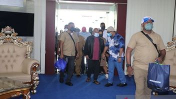 Lukas Enembe Arrives In Jayapura After Having A Health Check From Singapore, Ready To Carry Out His Duties As Governor