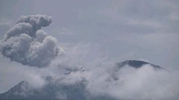 Eruption du mont Ibu Halmahera occidental, éclaboussure d’une ablution volcanique jusqu’à 700 mètres de haut