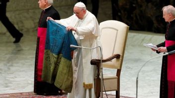 البابا فرنسيس يحمل العلم الأوكراني من بوتشا: دماؤهم البريئة تتوسل إلى السماء توقف هذه الحرب