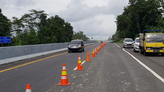 Landslide On The Semarang-Solo Toll Road, Only One Line Working