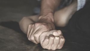 閉じ込められ、レイプされ、無力化された15歳のティーンエイジャーがゴワで犠牲者