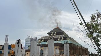 6 达姆卡尔扑灭了正在复兴的巴淡岛大清真寺的大火