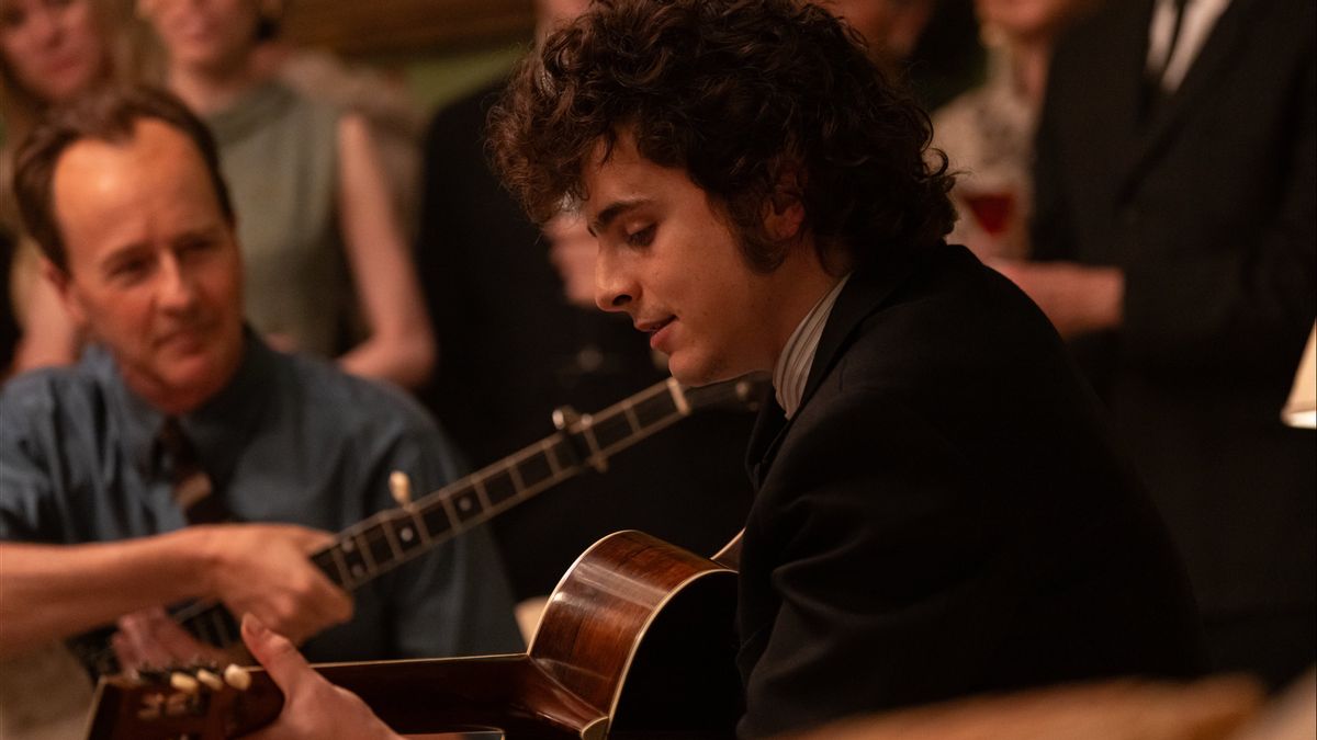 First Appearance Of Timothatur Chalamet Becomes Bob Dylan In A Complete Unknown Finally Revealed