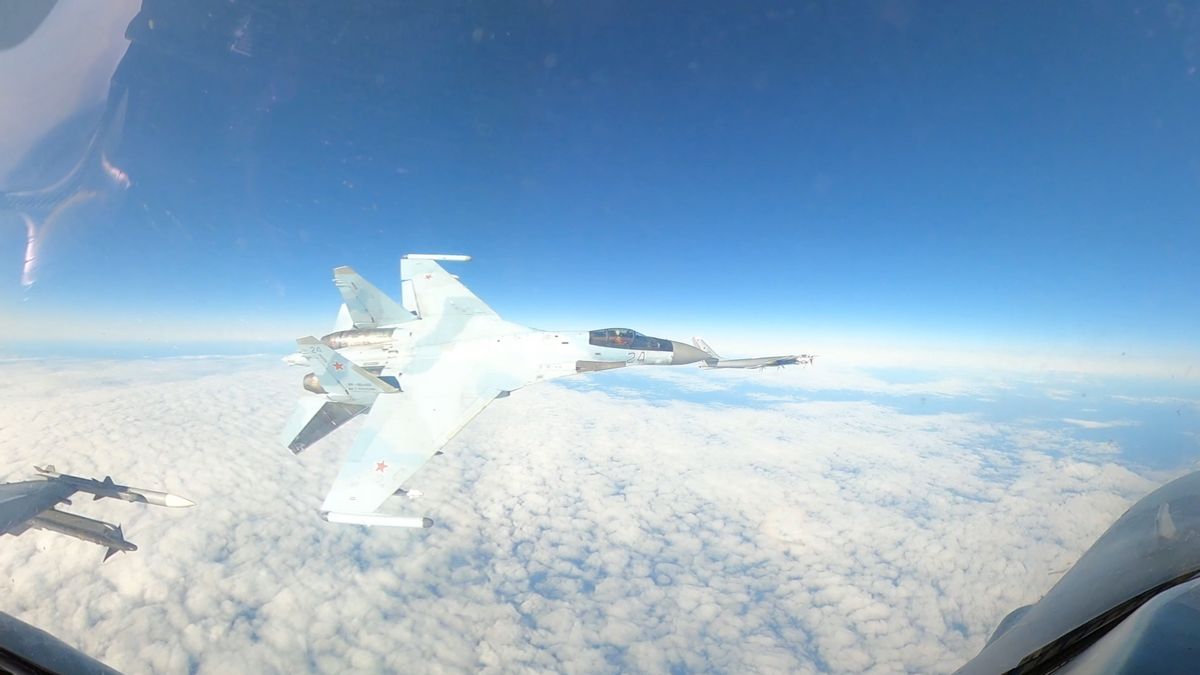 アメリカ軍は、アラスカでの迎撃中に、F-16近くのロシアのF-35戦闘機操縦を非難した