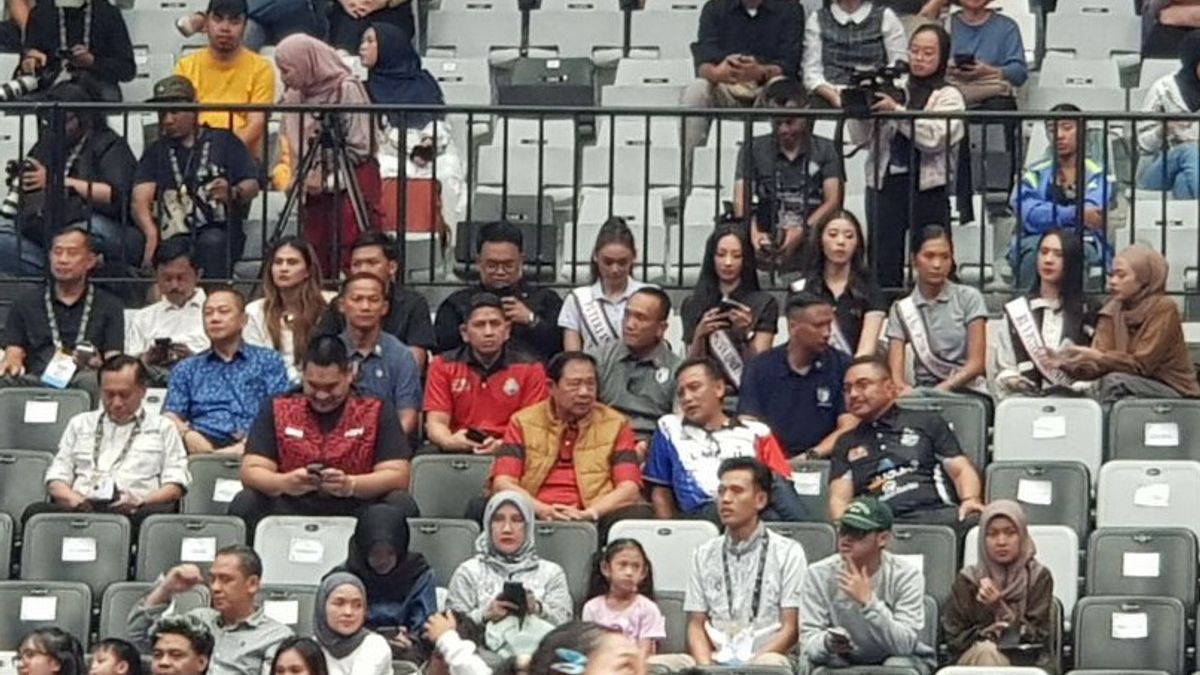 SBY 出席 Fun Volleyball Red Sparks vs Indonesia All Stars 在 印度尼西亚竞技场
