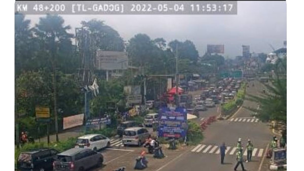 مثل هذا الشرط لالين في بوابة Ciawi Toll 1 إلى Simpang Gadog في 11.47 WIB ، لا يزال مزدحما!
