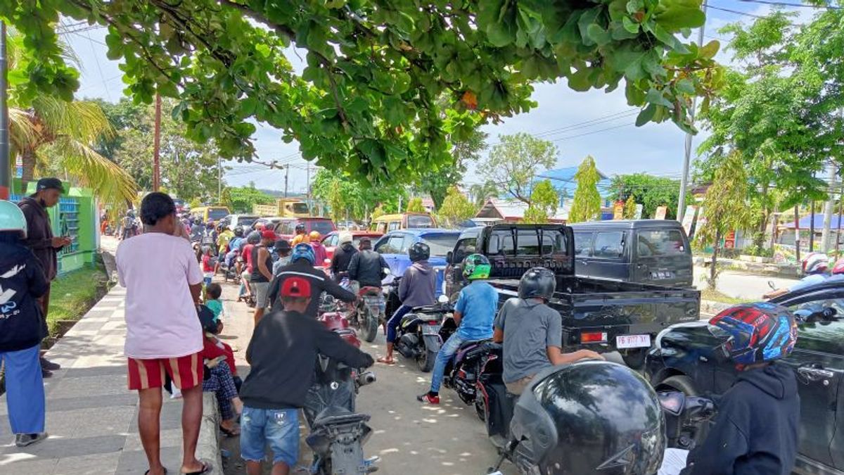 Panique Consommée Par Un Canular De Carburant Rare, Résidents De La Station-service « Serbu » De La Ville De Sorong En Papouasie Occidentale