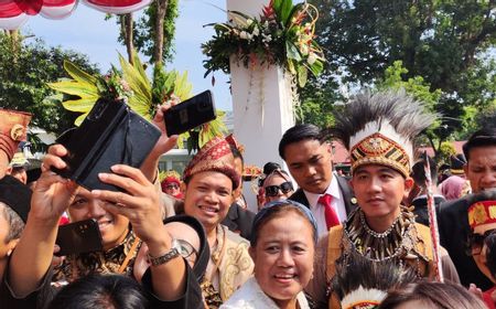 Gibran Sapa dan Berswafoto dengan Tamu Undangan di Istana Merdeka