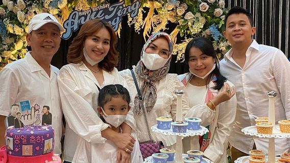 Ayu Ting Ting's Father Shows Off So Many Gold Ring Bracelets, Netizens: Like A Mom In A Social-Gathering