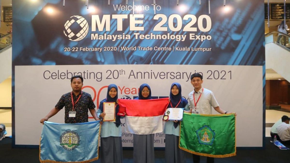 Plastik dari Singkong dan Ganyong Buatan Siswa MAN Kudus Juarai Malaysia Technology Expo