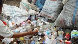 科学者、プラスチックごみを太陽光で燃料に変える