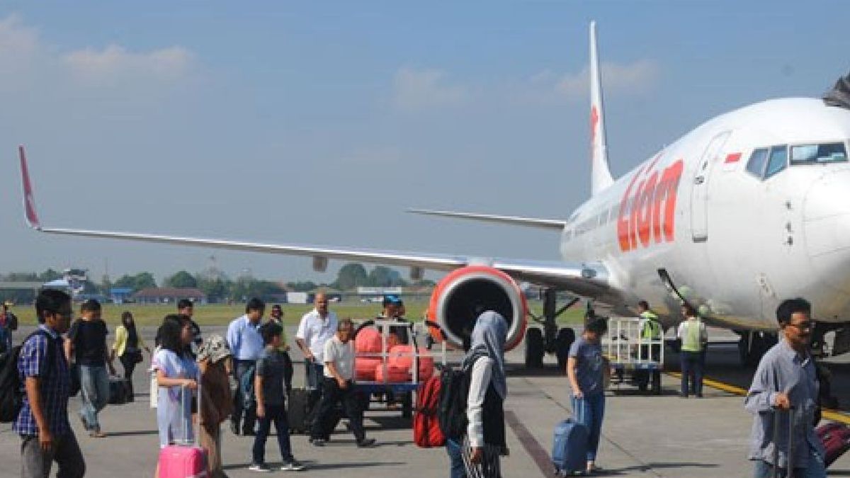 Kadin demandant des vols directs vers Java central rouvert