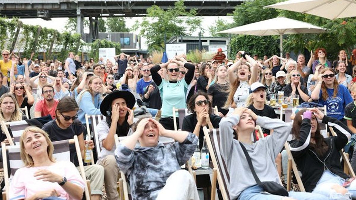 La zone des fans à Brandenburg à Berlin est pleine de bruit lors de l’ouverture de l’euro 2024
