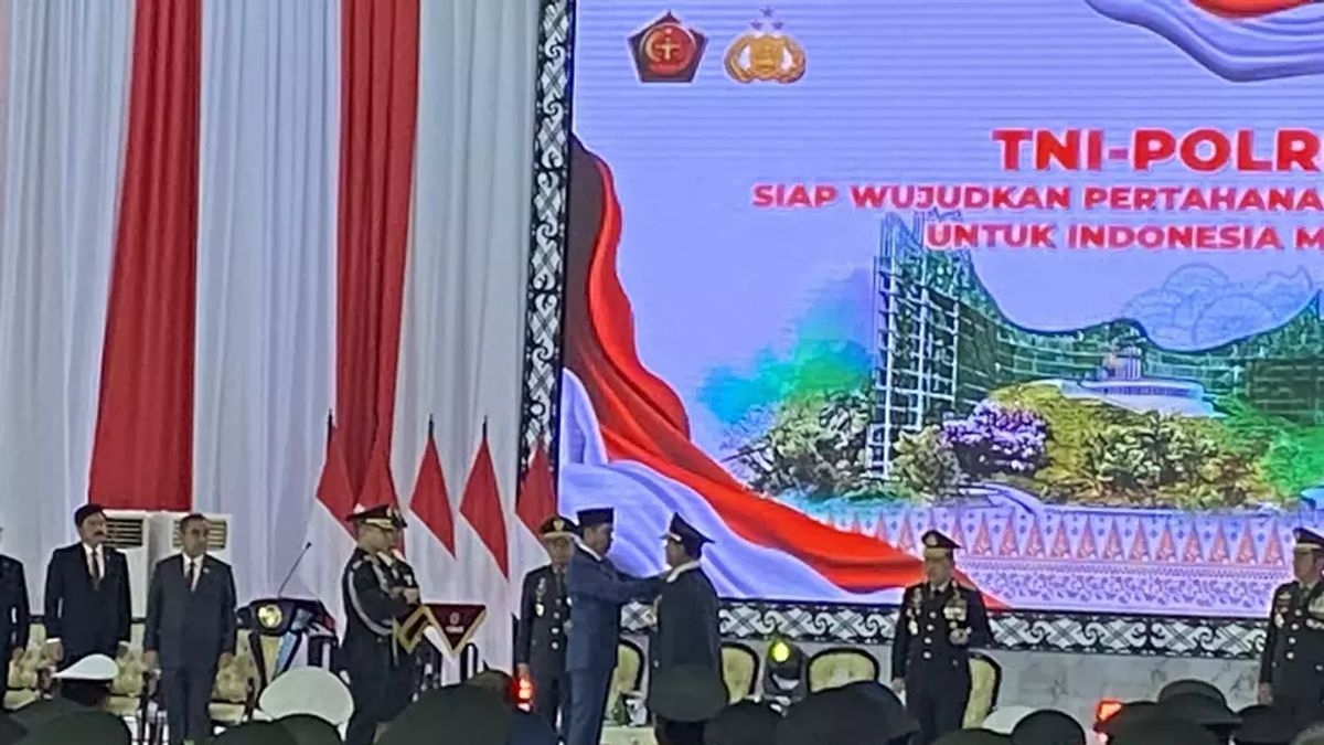 Jokowi décore officiellement le titre de général honoraire à Prabowo Subianto