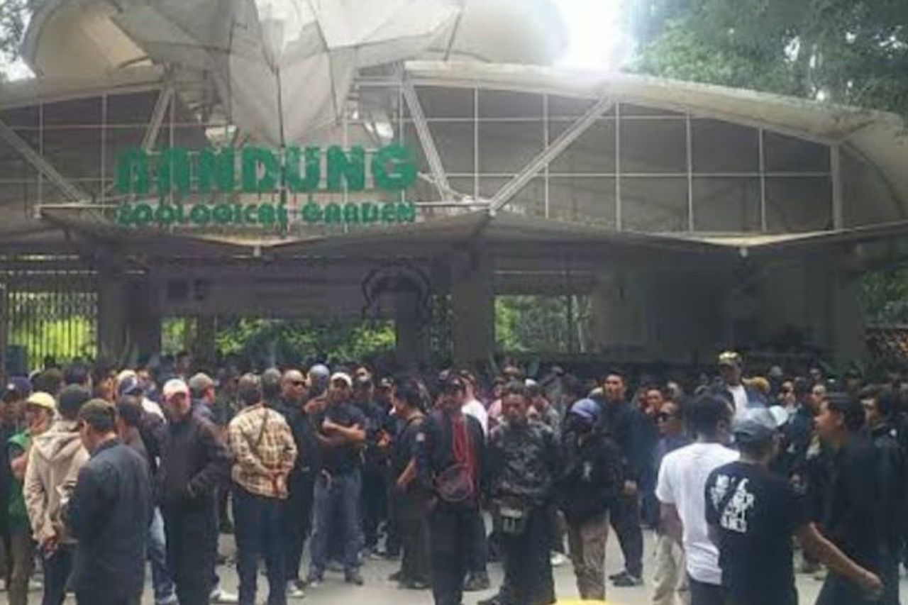 バンドン動物園に集まった群衆は封印を拒否した