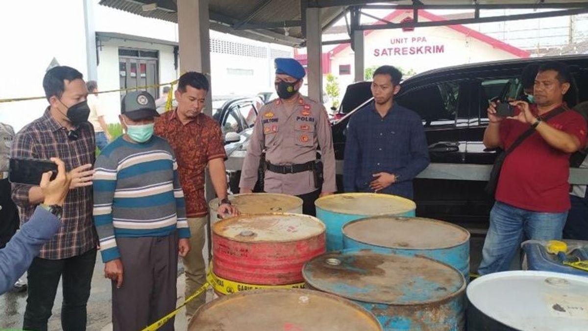 Polisi Tangkap Pensiunan ASN di Ponorogo Penimbun BBM Subsidi