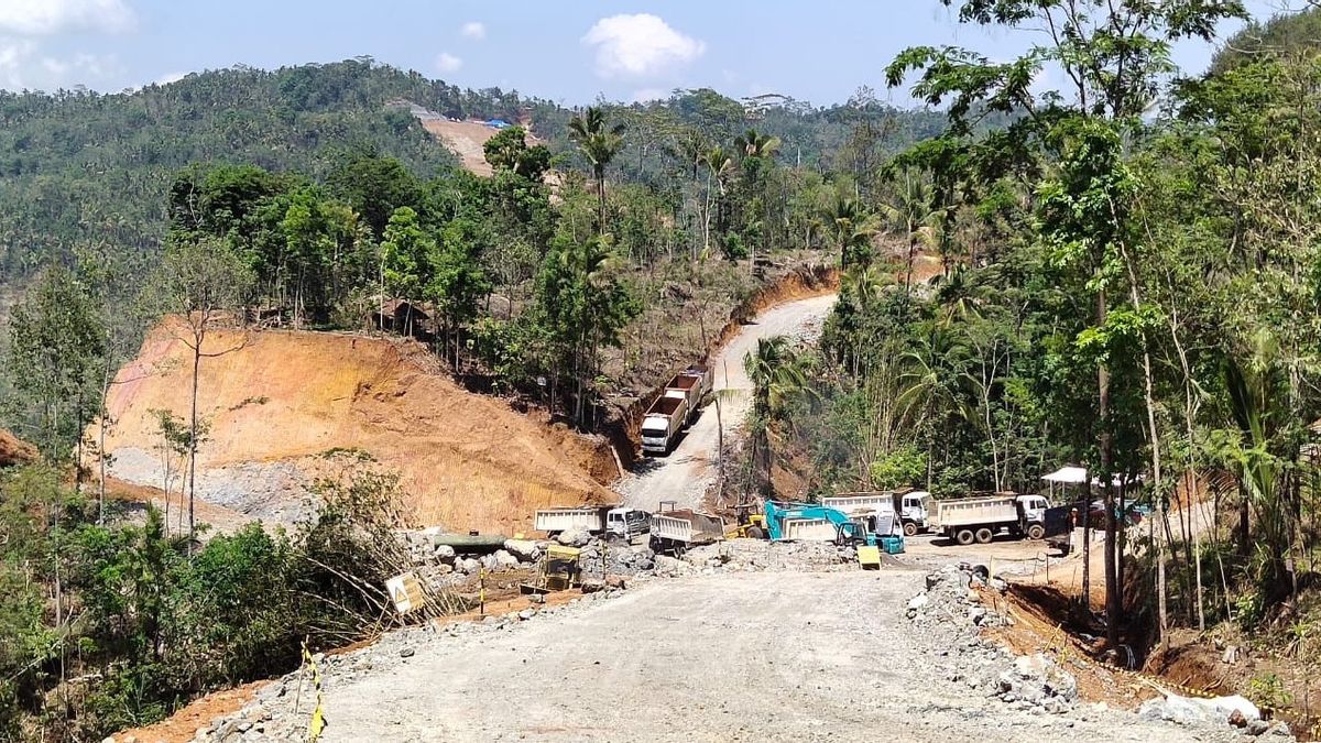 250 Joint Officers Accompany The Regional Office Of BPN In Surveying The Land Of The Bener Dam Project In Wadas Village, Purworejo