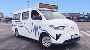 Dorong Mobilitas Hijau di Jakarta, Wuling Mitra EV Jalani Uji Coba Bersama TransJakarta